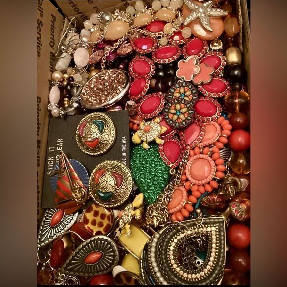 Premium Vintage Jewelry Lot~ 2 LBs Estate necklace earrings, rings, bracelet - Picture 2 of 10